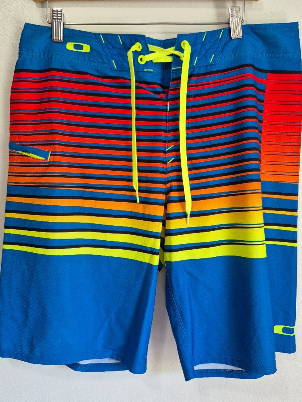 Oakley Men`s Board Shorts Blue Drawstring Size 33 Stretch Striped Multicolor